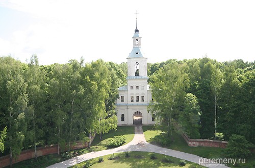 Башня-колокольня над входом во двор Бобринских. Снято с крыши дворца